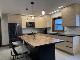 Building Photo - W148N12470 Pleasant View Dr