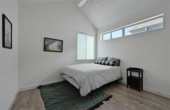 Building Photo - 801 N Bluff Dr