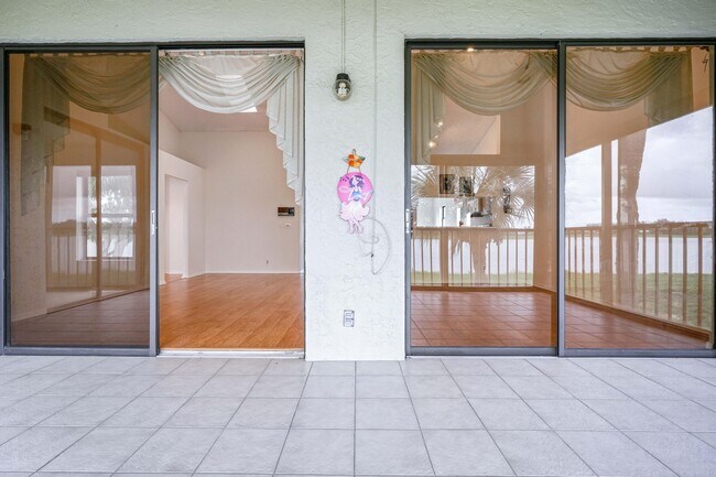 Building Photo - 10910 Lakemore Ln