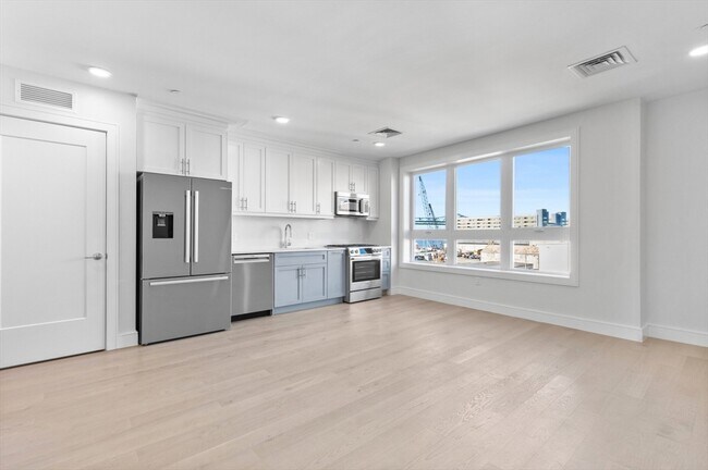 Primary Photo - 301 Border St