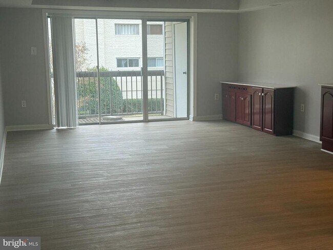 Building Photo - 10320 Westlake Dr