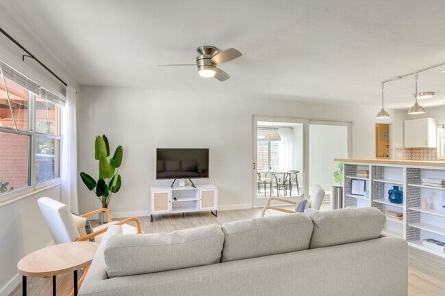 Building Photo - Charming 3/2 Available Now! Furnished or U...