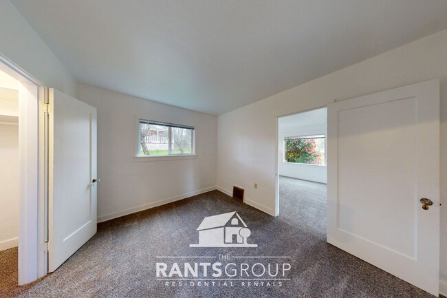 Building Photo - Charming & bright westside 2 bed, 1 bath o...