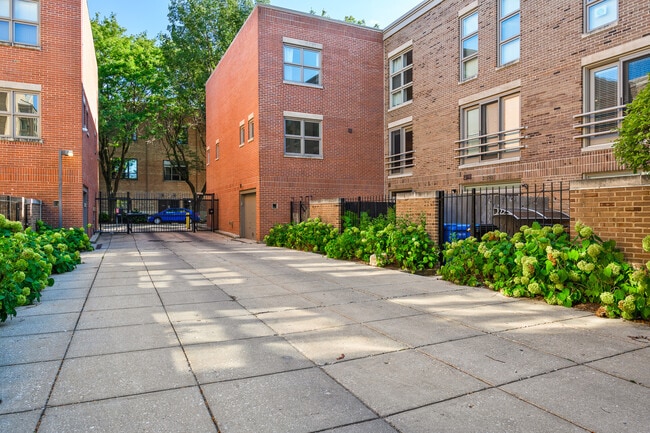 Building Photo - 2365 N Wayne Ave