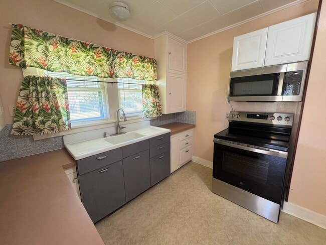 Building Photo - Spacious & Updated Home with Bonus Room, Large Basement, & Garage