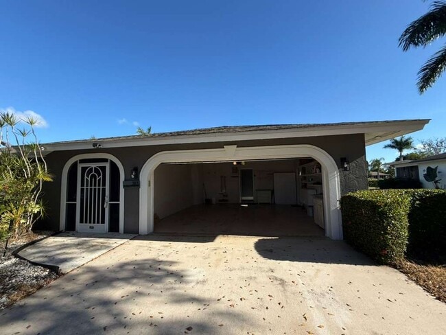 Building Photo - 4 Bed + Den and 3 Bath 2,093 Sq Ft Pet-Friendly