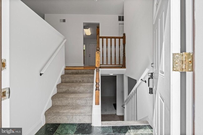 Building Photo - 10422 Floral Dr