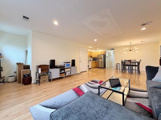 Building Photo - 378 7th St