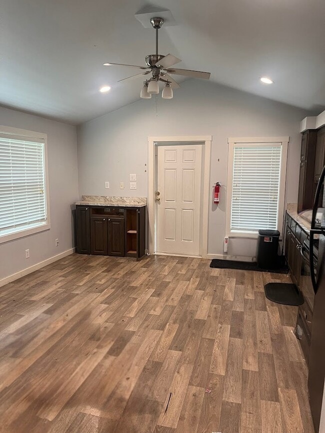 Building Photo - 129 Shoreline Dr