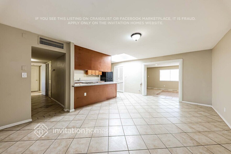 Building Photo - 3735 W Rose Ln