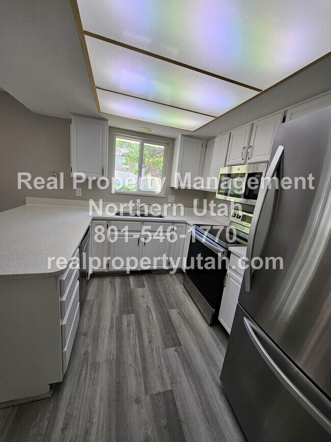 Building Photo - Lovely 5 Bedroom Home in Layton Available Now!