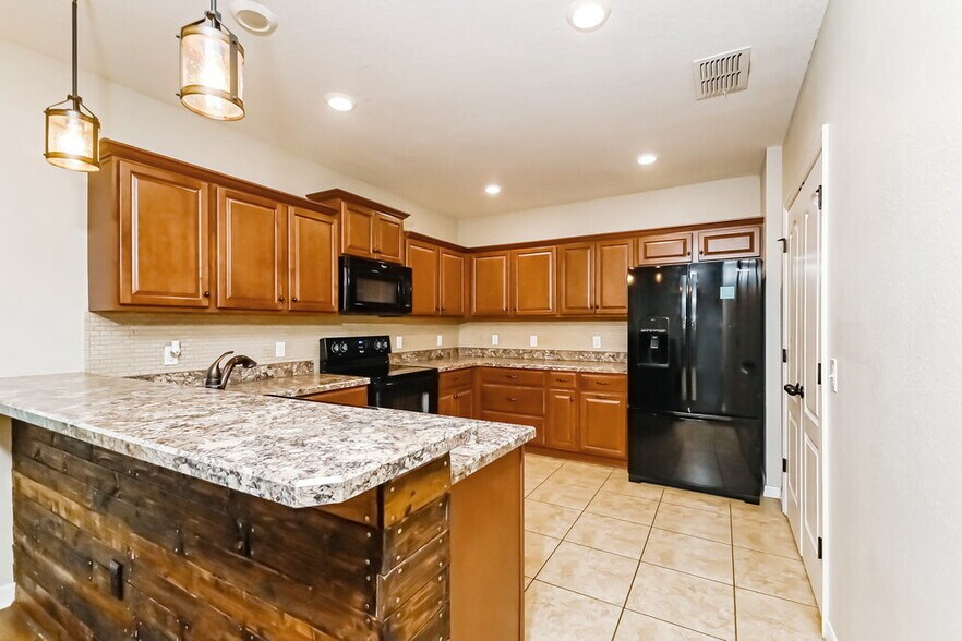 Building Photo - 10641 Laguna Plains Dr