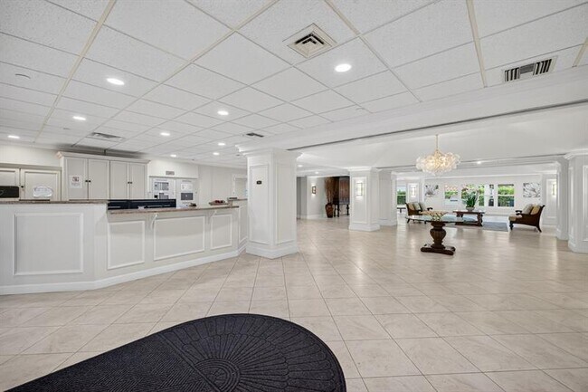 Building Photo - 3200 Port Royale Dr N