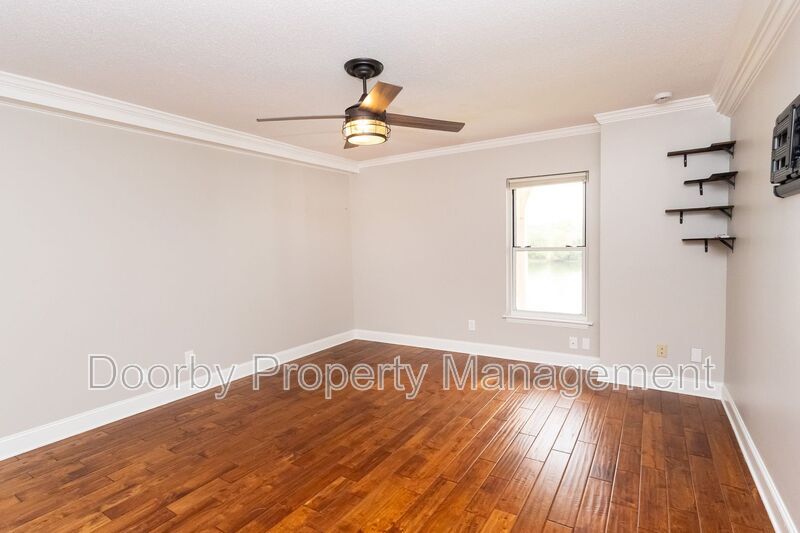 Building Photo - 568 River St