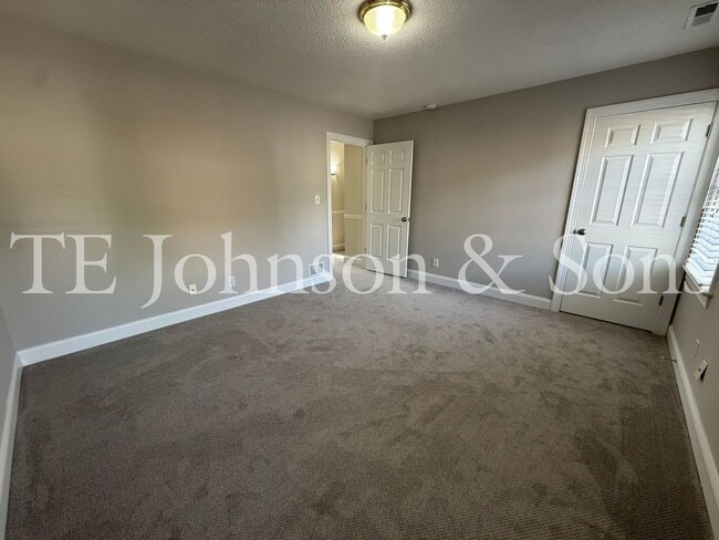 Building Photo - Spacious 3BR Home with Vaulted Ceilings, Gas Logs & Two Car Garage in Winston-Salem