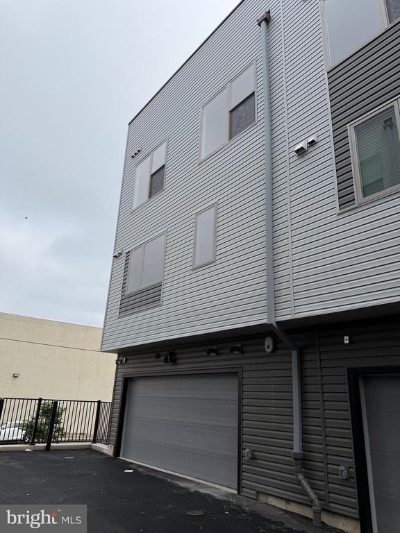Building Photo - 3000 Riseview Ln