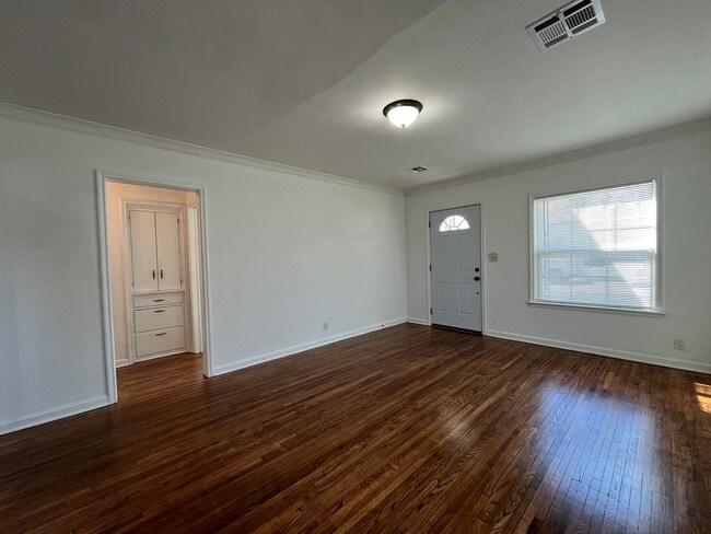 Building Photo - Adorable 2 bedroom 1 bath home in Tulsa.