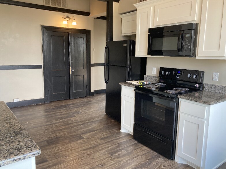 Building Photo - 301 N Austin St