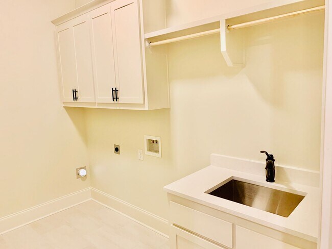 Building Photo - Rouzan Home