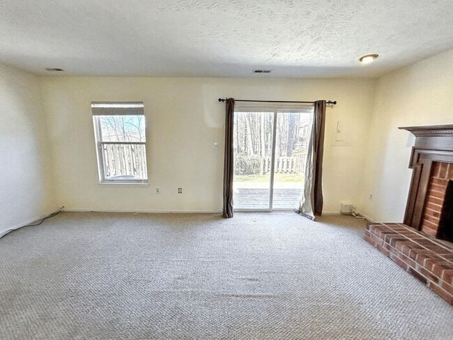 Building Photo - Charming 2-Bedroom Home with Modern Amenit...