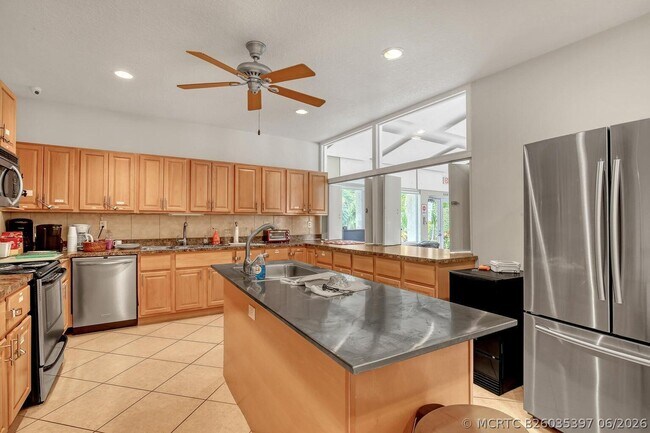 Building Photo - 650 Snug Harbor Dr