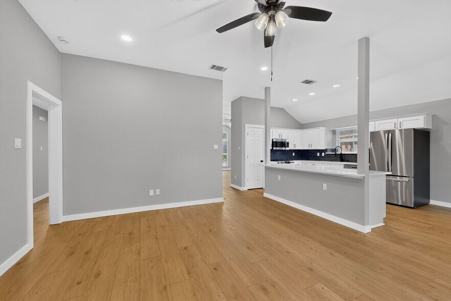 Building Photo - 9881 Cambridge Dr