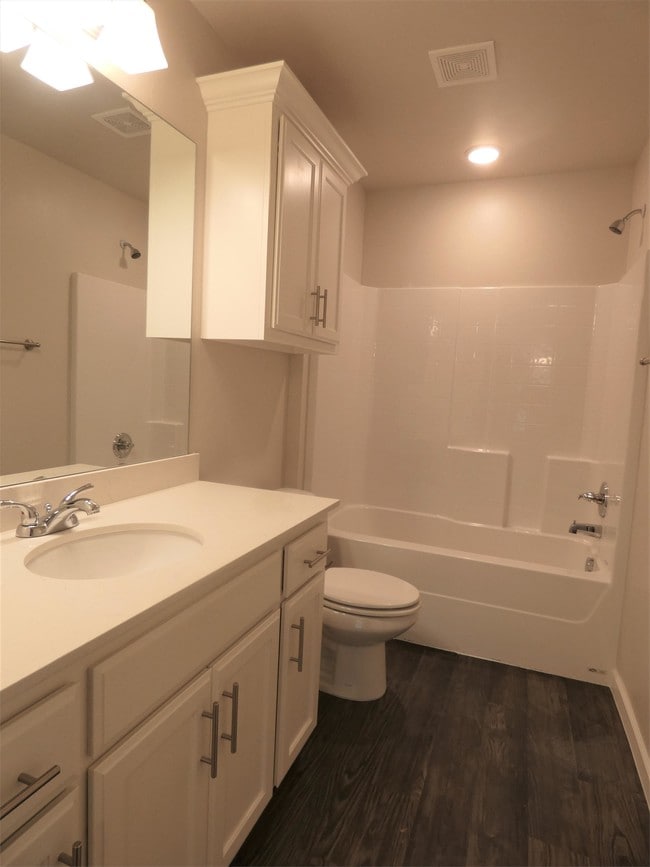 Building Photo - 405 Vail Cir