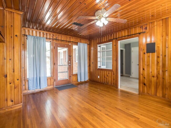 Building Photo - 1102 E Texar Dr