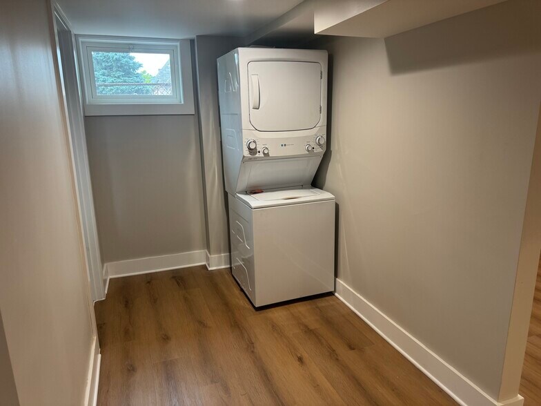 Full-size stackable WS - 1516 Hamilton St NW