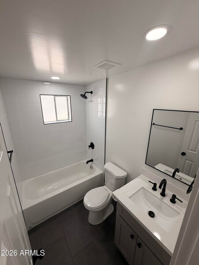 Building Photo - 909 S Kenwood Cir