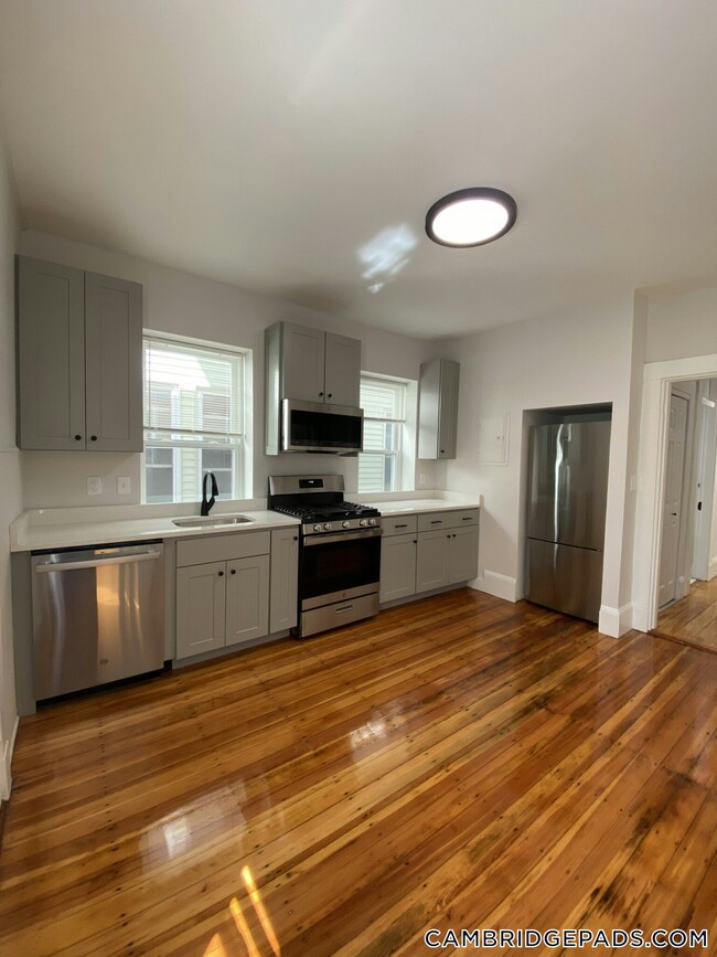 Building Photo - 8 Clary St