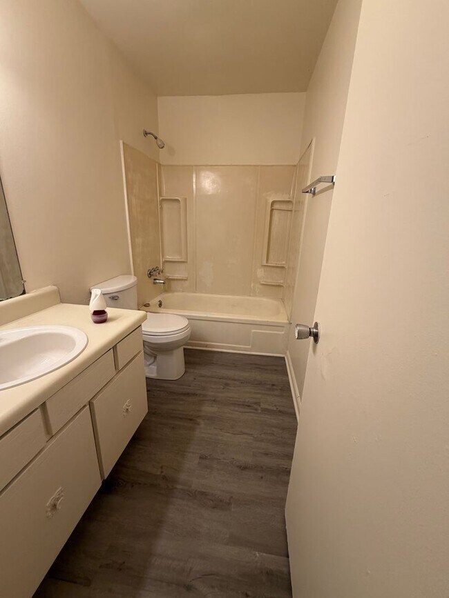 Building Photo - Charming 2 Bedroom, 2 Bath Condo available in South Charlotte!