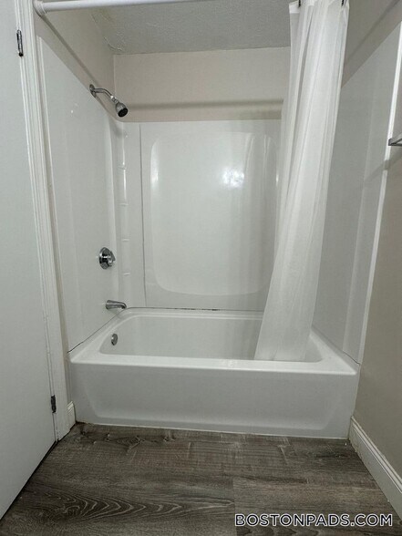 Building Photo - 887 Varnum Ave