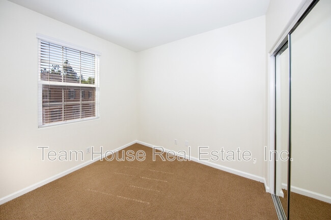 Building Photo - 27007 Edgewater Lnr