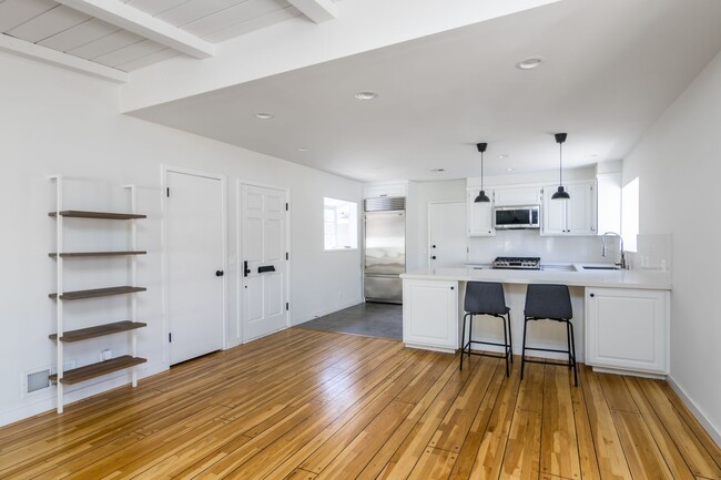 Building Photo - Incredible remodeled south of the boulevar...