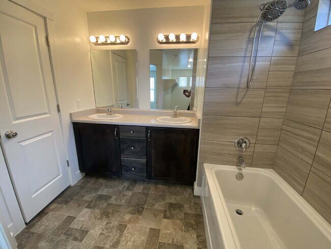 Building Photo - "Spacious 4-Bedroom Townhouse Retreat on S...