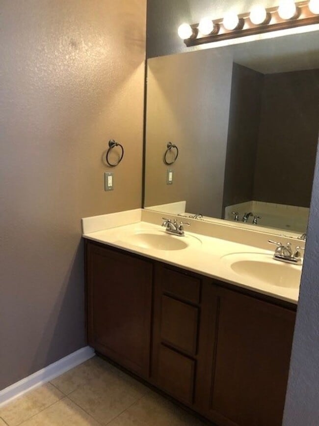 Building Photo - Family Home in LHSD