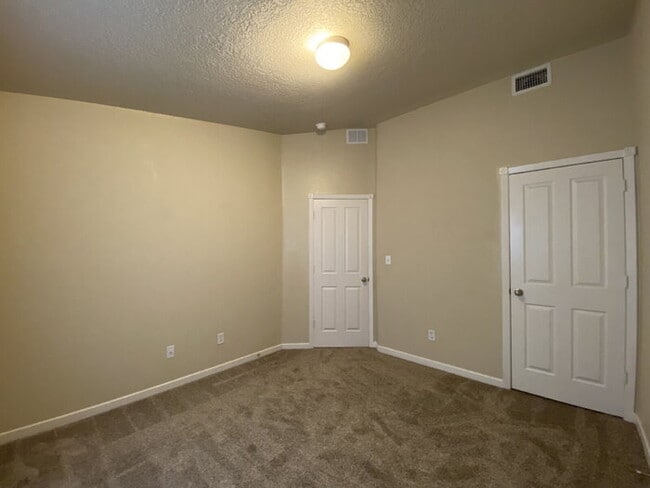 Building Photo - Spacious- 2 Living Rm/3BR/2Bath in Cabezon