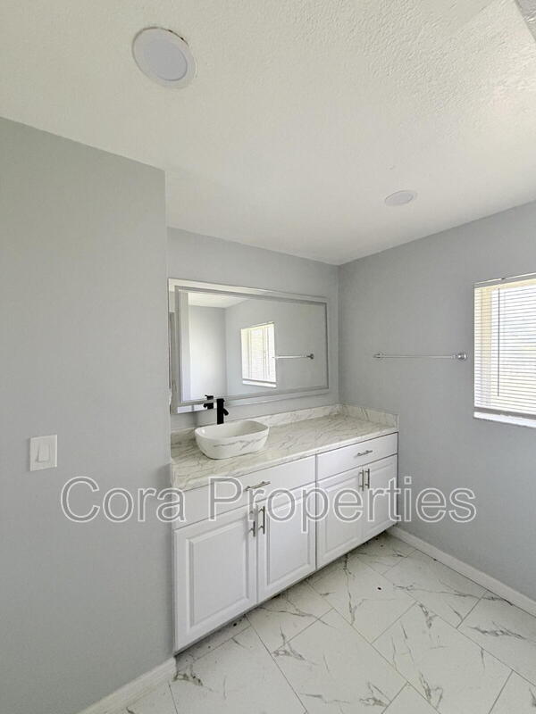 Building Photo - 825 Avenue Y NW
