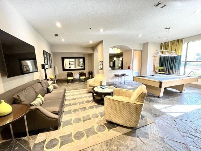 Building Photo - BEAUTIFUL CONDO WITH AMENITIES NEAR VANDER...