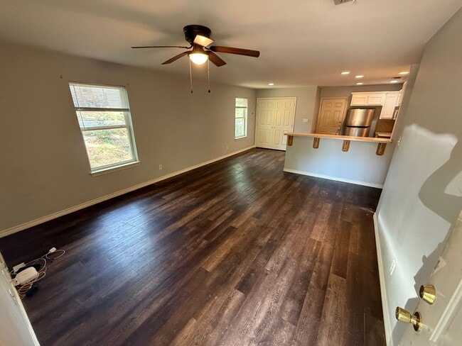Building Photo - 2-bed/1-bath Duplex