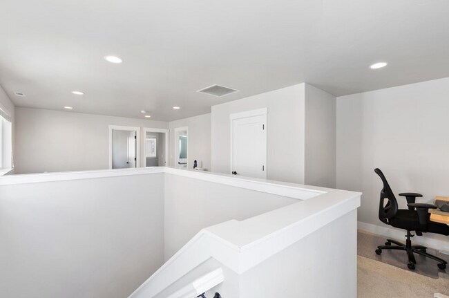 Building Photo - Beautiful 3-Bed Home in Petrosa with Resor...