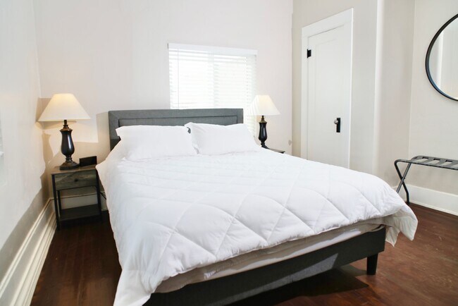 Building Photo - Furnished 2 Bedroom walking distance to Historic 4th Ave!