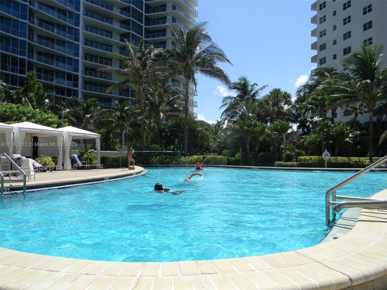 Building Photo - 3001 S Ocean Dr