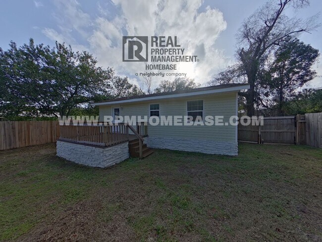 Building Photo - 360 Virtual Tour! 2 bed, 1 bath on large lot with fenced in backyard!