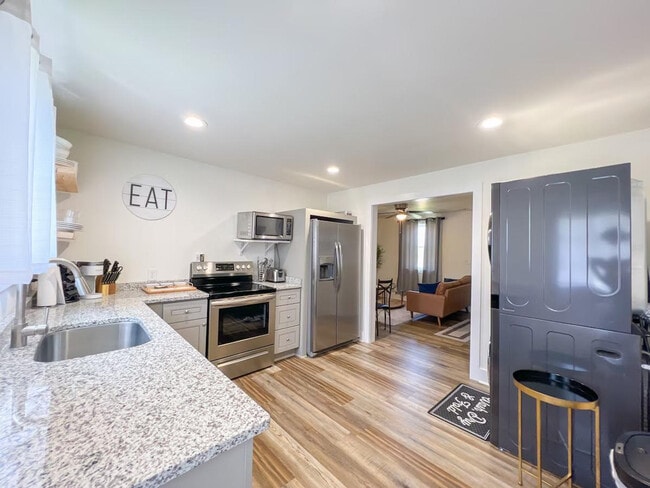 Building Photo - 401 Cedar Lane Rd