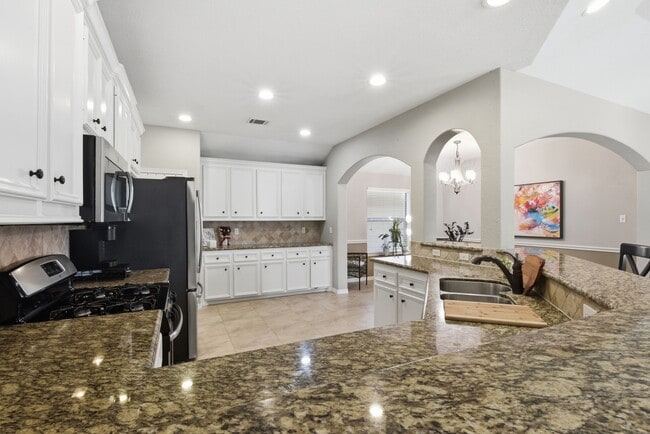 Building Photo - 102 Golfview Ct