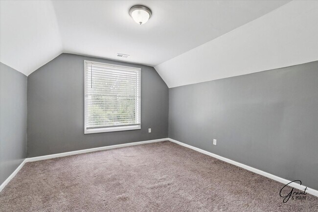 Building Photo - 6 bedroom 2 bath $2250