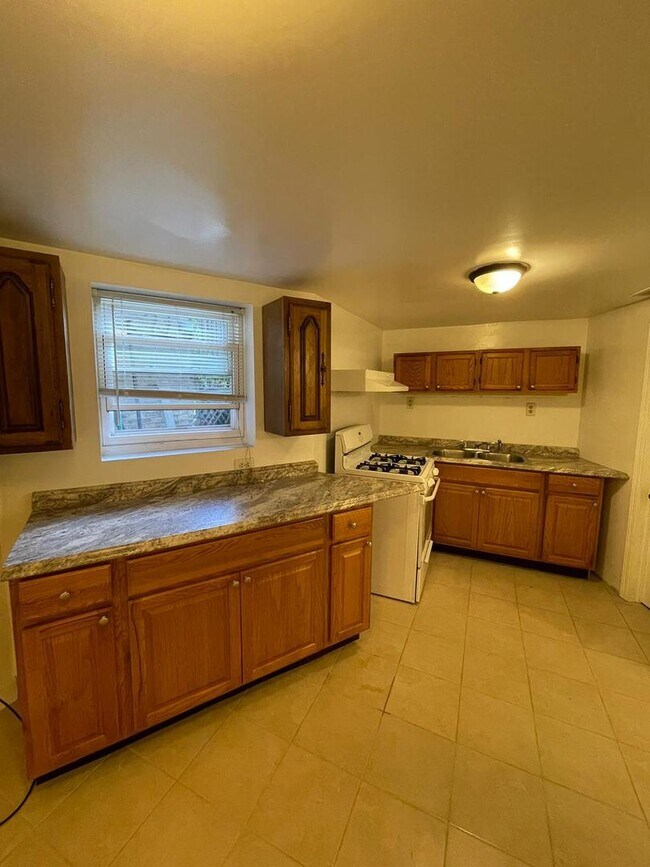 Building Photo - 5749 N Spaulding Ave