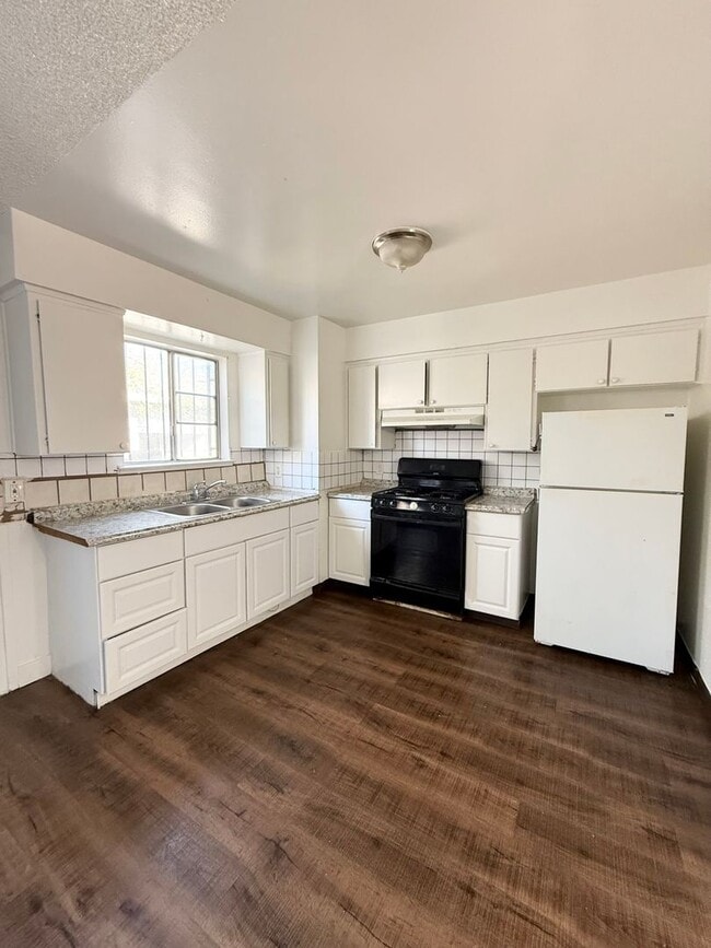 Building Photo - 3308 E Olive Ave